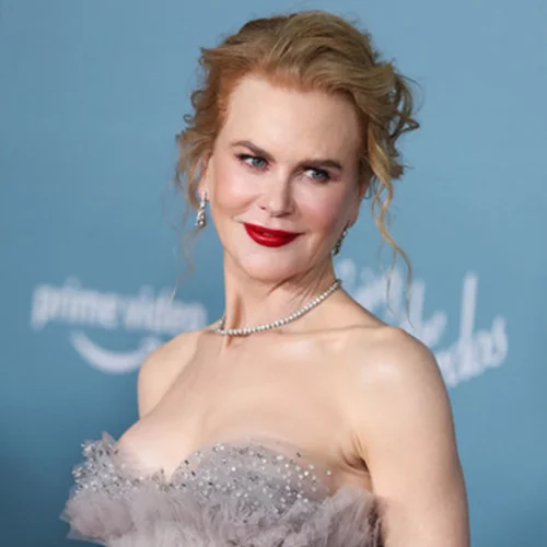 "Για ποιο λόγο να βάλουν μία ηθοποιό 54 ετών να ποζάρει σαν μαθητριούλα; Μου διαφεύγει κάτι;"