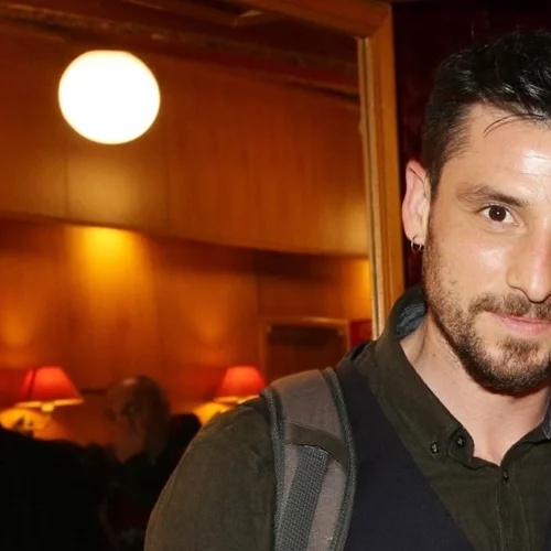 Η στιγμή που η αστυνομία φτάνει στο θέατρο μετά τη φάρσα του Σπύρου Χατζηαγγελάκη που τον οδήγησε στο κρατητήριο (φωτο)