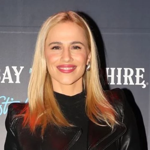 Hot and sexy | H Νάντια Μπουλέ με δερμάτινο κολάν και crop top