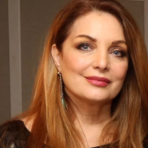 Άντζελα Γκερέκου | Χαμογελαστή στο Ίδρυμα Σταύρος Νιάρχος