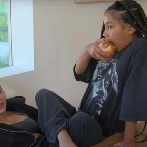 Κι όμως η κόρη της Kim Kardashian τρώει τα κρεμμύδια … σαν τα μήλα