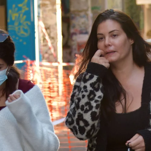 Μαρία Κορινθίου | Βόλτα με την έφηβη κόρη της, Ισμήνη, που την έφτασε στο ύψος