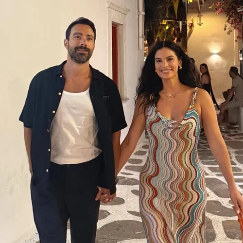 Ο Σάκης Τανιμανίδης απαθανατίζει τη Χριστίνα Μπόμπα να παίζει κουτσό με τις κόρες τους | Η φωτογραφία με τη Ματούλα Τανιμανίδη