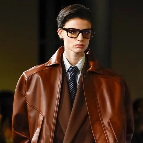 Το Mocha Mousse είναι το χρώμα του 2025 σύμφωνα με την Pantone | Πώς θα το προσθέσεις με στιλ στα looks σου