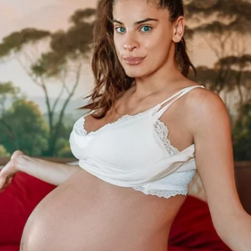 Χριστίνα Μπόμπα | Λίγο πριν γεννήσει, μας δείχνει τα στάδια της εγκυμοσύνης της ανά μήνα