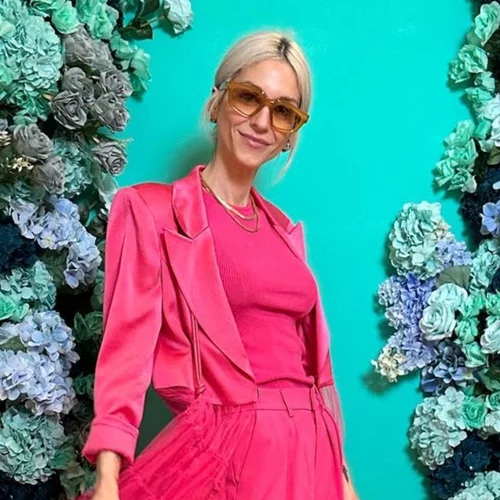 Πώς να δημιουργήσεις ένα ανοιξιάτικο look φορώντας μαύρο χρώμα | Κάνε το όπως η Σοφία Καρβέλα