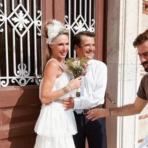 Εβελίνα Παπούλια | Σε πάρτι με βραδινό φόρεμα και crocs