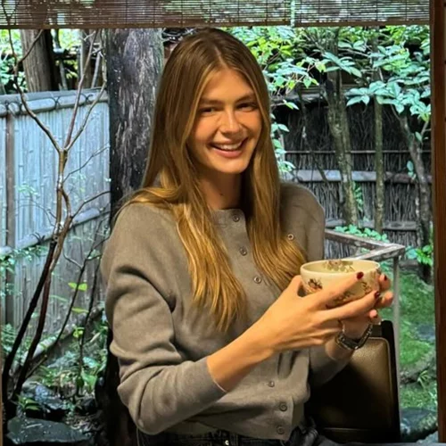 Αμαλία Κωστοπούλου | Φωτογραφίζει το minimal σαλόνι της με τις μοντέρνες πινελιές