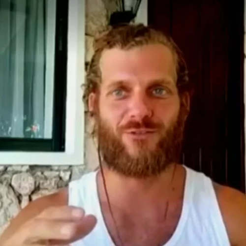 O Chris Σταμούλης απαντά στους επικριτές του και αποδεικνεύει πως είναι δικηγόρος με πτυχίο