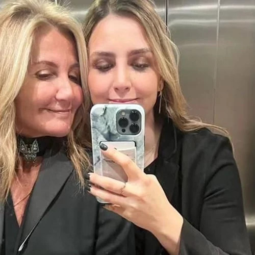 Η Μαρέβα Μητσοτάκη στο Μέγαρο Μουσικής - Οι γραμμές και υφές στα ρούχα που επιλέγει