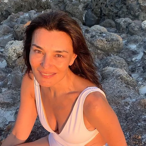 7 Ελληνίδες άνω των 50 που μεγαλώνουν όμορφα "αγκαλιάζοντας" τα φυσικά μαλλιά τους