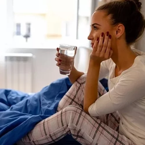 Τελικά πρέπει να πίνεις νερό το πρωί; Τι λένε οι ειδικοί