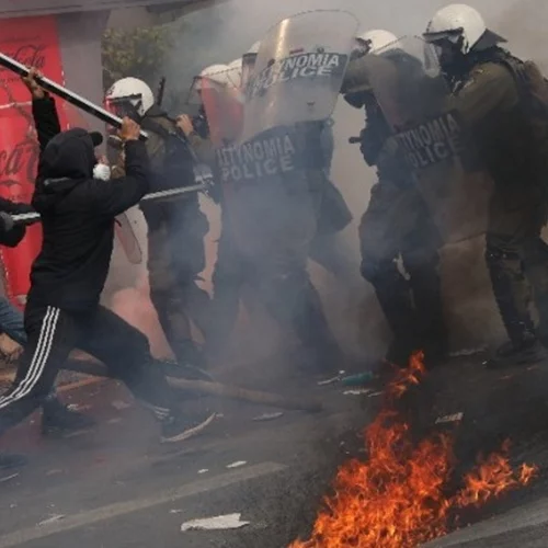Μολότοφ, πέτρες και τραυματίες στο κέντρο της Αθήνας - Βούλιαξε η Ελλάδα για τα Τέμπη