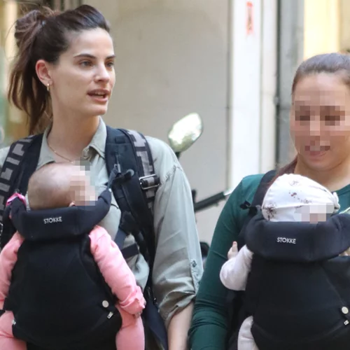 Χριστίνα Μπόμπα | Βόλτα με τις δίδυμες κόρες της στο κέντρο της Αθήνας