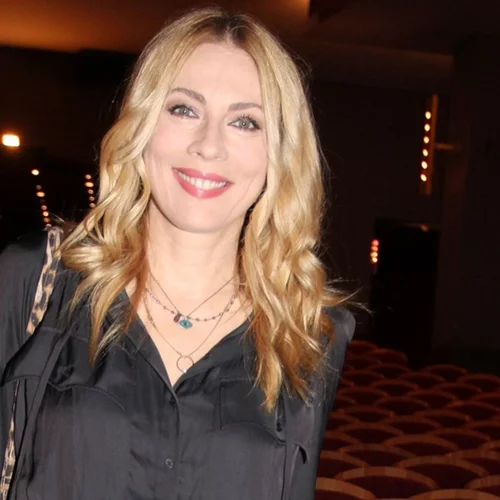 Η Σμαράγδα Καρύδη με ολόσωμη φόρμα ιδανική για day to night εμφανίσεις