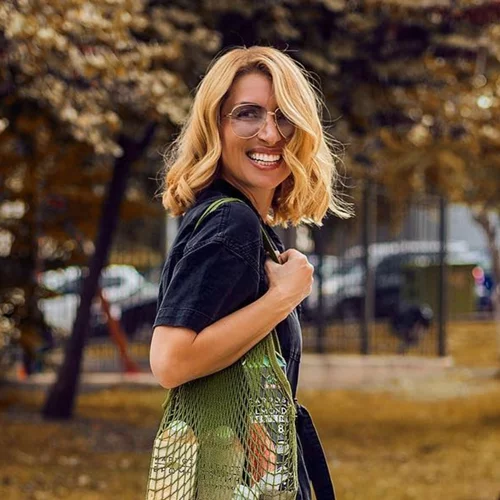 Η Μαρία Ηλιάκη με γιλέκο και τζιν cargo παντελόνι | Πώς θα αντιγράψεις το σοφιστικέ look της