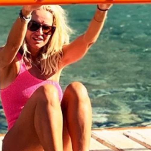 Μαρία Μπεκατώρου | Πιο αδύνατη από ποτέ, ποζάρει με ροζ μαγιό