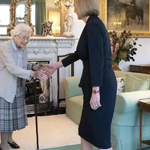 "Μπορείς να με κρατήσεις στη ζωή μέχρι τότε;" | Η έκκληση της Ελισάβετ στους γιατρούς σύμφωνα με πρώην μπάτλερ