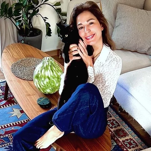 Κατερίνα Παπουτσάκη | Μας δείχνει το γεμάτο φυτά και με χρωματιστές λεπτομέρειες σπίτι της