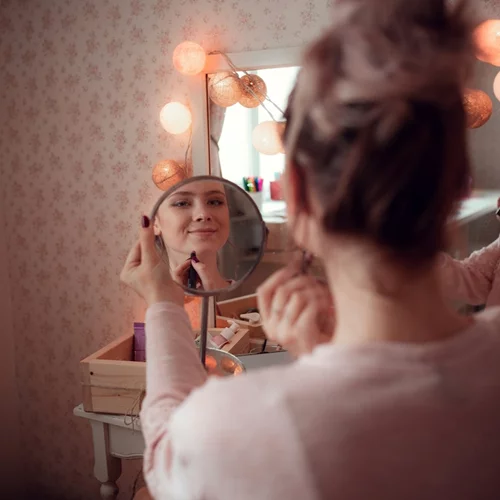 Τι λέει η ψυχολογία για τις γυναίκες που δεν φοράνε μακιγιάζ