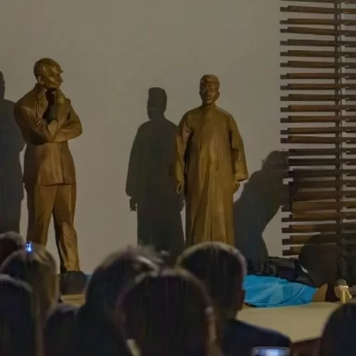 Γλυπτική σύνθεση για τον "Διάλογο ψυχών" μεταξύ Lu Xun και Καζαντζάκη στη Μυρτιά