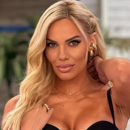 Καλεσμένη σε γάμο | Η Ιωάννα Μαλέσκου προτείνει 5 χτενίσματα ιδανικά για την περίσταση