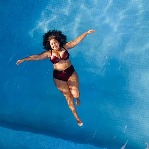 Τα plus size μαγιό που θα αναδείξουν με τον πιο κομψό τρόπο τις καμπύλες σου