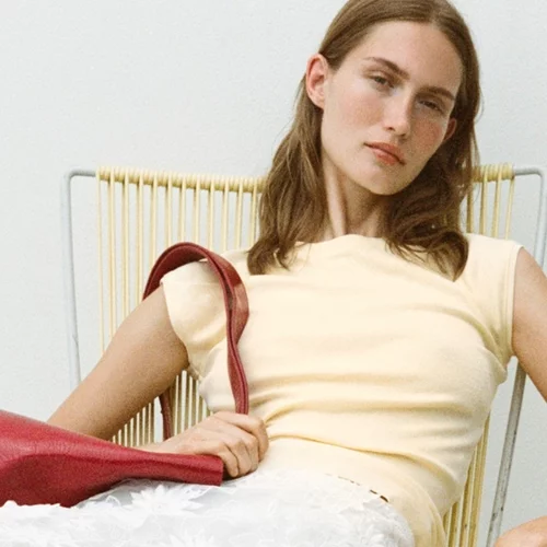 Η μπορντό τσάντα από τη Zara που οι fashionistas του TikTok χαρακτηρίζουν ως "τέλεια για το φθινόπωρο"