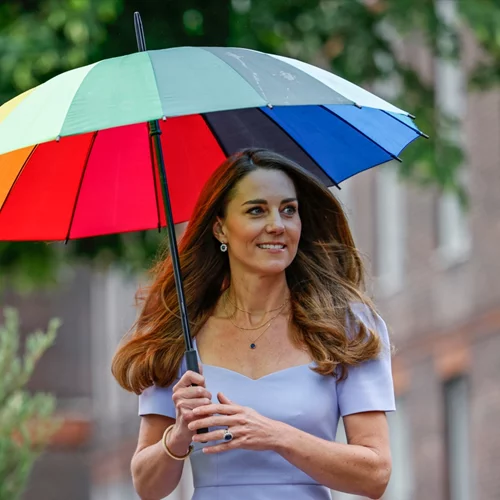 Hair in the rain | To "έξυπνο" χτένισμα που θα προστατεύσει τα μαλλιά σου από τη βροχή και την υγρασία