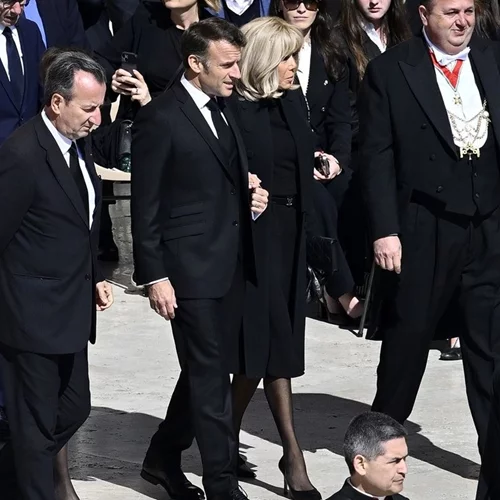 Εmmanuel Macron | Οι κάμερες κατέγραψαν την Βrigitte να χαστουκίζει τον Γάλλο πρόεδρο