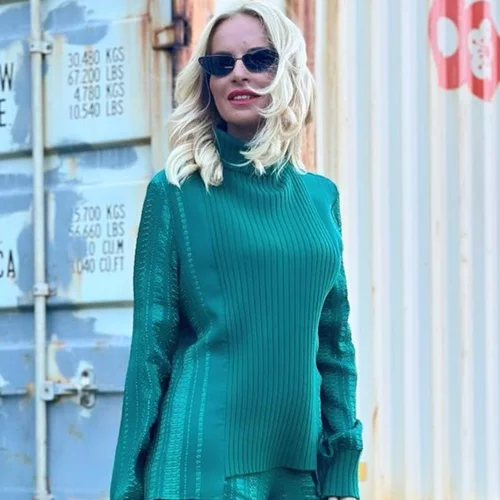 Το κλασικό κοστούμι της Μαρίας Μπεκατώρου που δεν επιλέγουμε με ευκολία αυτή την εποχή