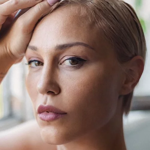 Ακόμη πιο κοντά | Η Πηνελόπη Αναστασοπούλου κουρεύτηκε ξανά και μας δείχνει το νέο της look