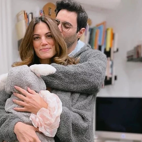 Μαίρη Συνατσάκη & Ίαν Στρατής | Η Ολίβια με τη σάκα της πάει παιδικό σταθμό - "Μία μικρή fashionista"