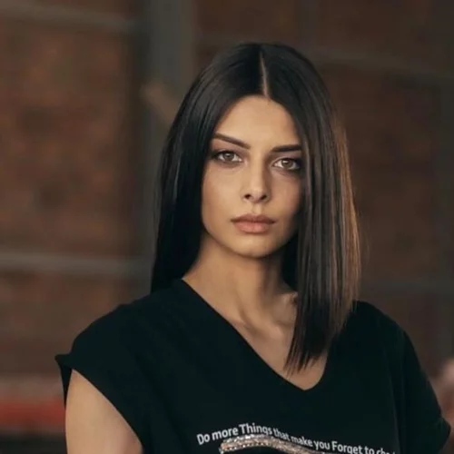 Ένα ξανθό αγγελάκι | Η τρυφερή φωτογραφία της Άννας Μπεζάν αγκαλιά με την κόρη της