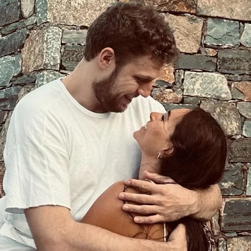 Νικόλ Ελευθεριάδου | Ο Σάσα Βεζένκοφ γέμισε το δωμάτιό της με καρδιές