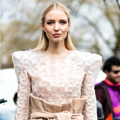 Αυτή είναι η φούστα που φορούν όλα τα κορίτσια της μόδας | Σού βρήκαμε τα πιο budget friendly σχέδια