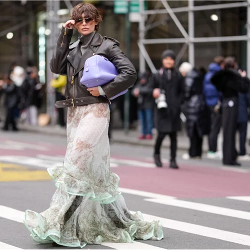 Αυτή η μίντι φούστα με βολάν από τη Stradivarius είναι ό,τι πιο ωραίο θα φορέσεις την άνοιξη