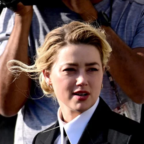 Amber Heard | Ξέχασε την κάμερα στην αίθουσα του δικαστηρίου και έδειξε τα πραγματικά της συναισθήματα