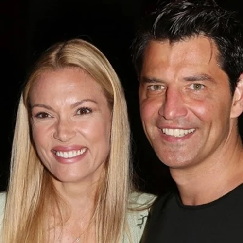 32 χρόνια πριν | Βίκυ Καγιά και Σάκης Ρουβάς ποζάρουν αγκαλιά - Εκείνος ήταν 20 κι εκείνη 14