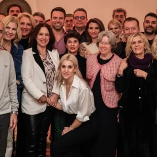 ΣΥΡΙΖΑ | Η οικογενειακή φωτογραφία των Σπετσών - Μήνυμα ενότητας μετά το Σαββατοκύριακο στο σπίτι του Κασσελάκη