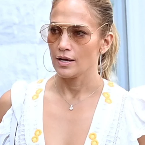 Η Jennifer Lopez με το φόρεμα που δεν πρέπει να λείπει από τη βαλίτσα των διακοπών σου
