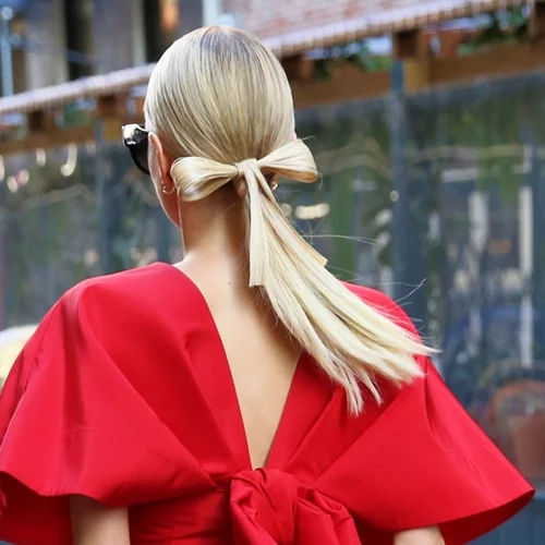 Τέλος οι φιόγκοι | Αυτό είναι το αξεσουάρ μαλλιών που φοράνε τώρα όλα τα beauty girlies