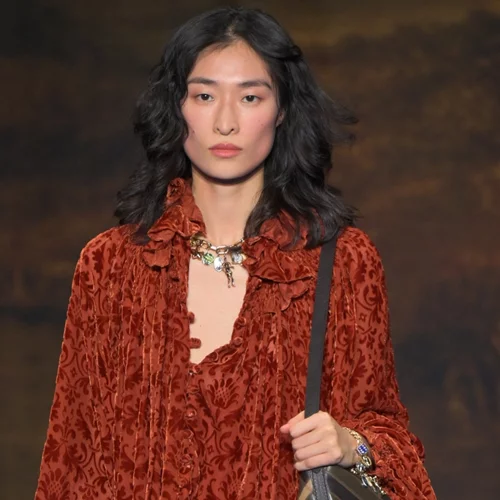 Το βελούδο επέστρεψε | Πώς θα υιοθετήσεις την τάση που προτείνουν οι οίκοι για τη σεζόν Φθινόπωρο/Χειμώνας 2025-2026