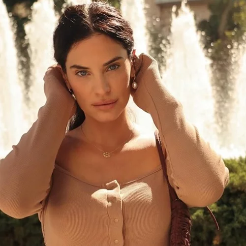 Χριστίνα Μπόμπα | Με oversized leather jacket στη ζεστή απόχρωση που χρειάζεσαι στη συλλογή σου