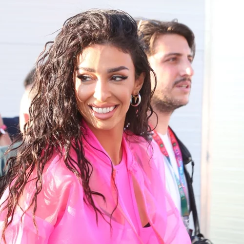 Ελένη Φουρέιρα | Σού δείχνει τον πιο cool τρόπο για να φορέσεις τις mini φούστες σου