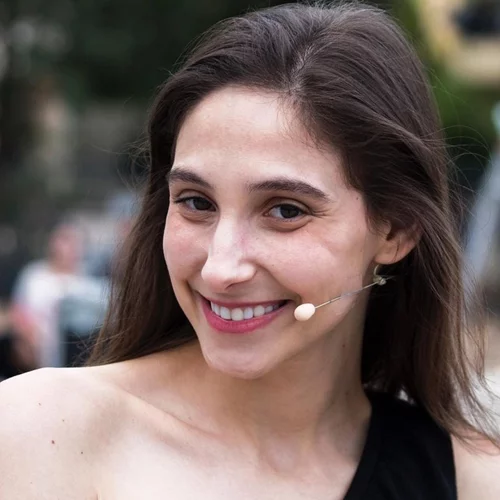 Η Φωτεινή Αθερίδου φωτογραφίζει τον 4χρονο γιο της να ταΐζει των 5 μηνών αδερφό του