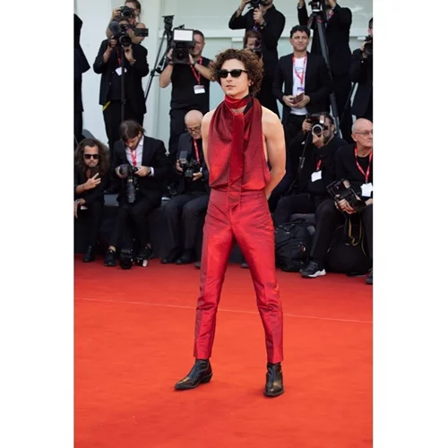 Timothée Chalamet | Η εμφάνιση στη Βενετία με εξώπλατο top που έκανε τους fans του να τον 'προσκυνούν' για ακόμα μια φορά