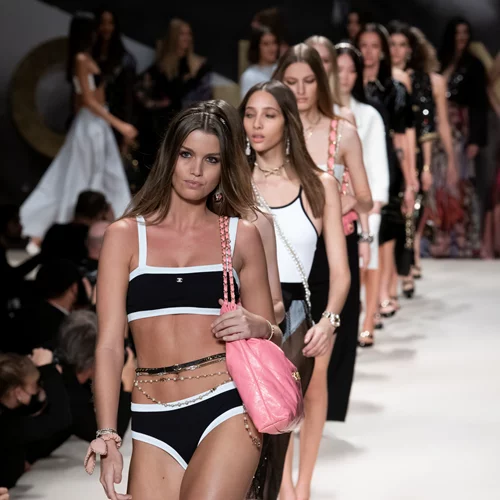 Chanel SS22 | Tα beauty looks των μοντέλων ήταν ο ορισμός της σέξι κομψότητας