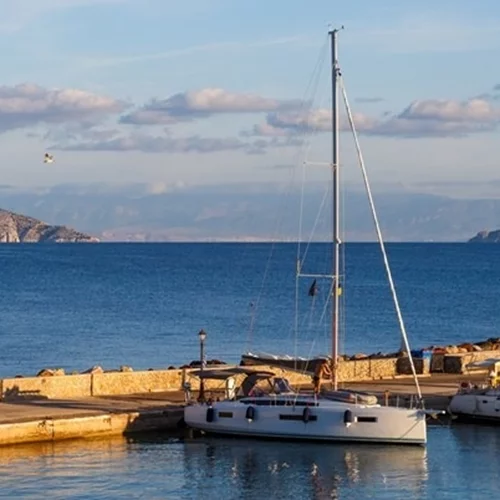 Ανοιξιάτικη απόδραση | Τα 4 κορυφαία νησιά κοντά στην Αθήνα για το 2025