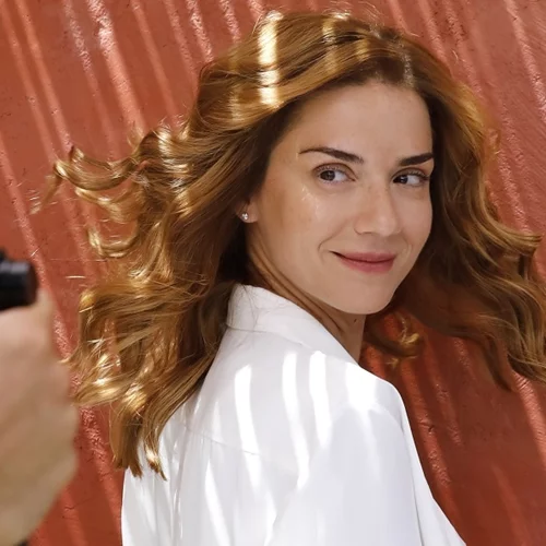 Το κορίτσι με τα υπέροχα μαλλιά | Η Εύα Τσιμιτσέλη ποζάρει με τη Βάσω Λασκαράκη στη Βαρκελώνη